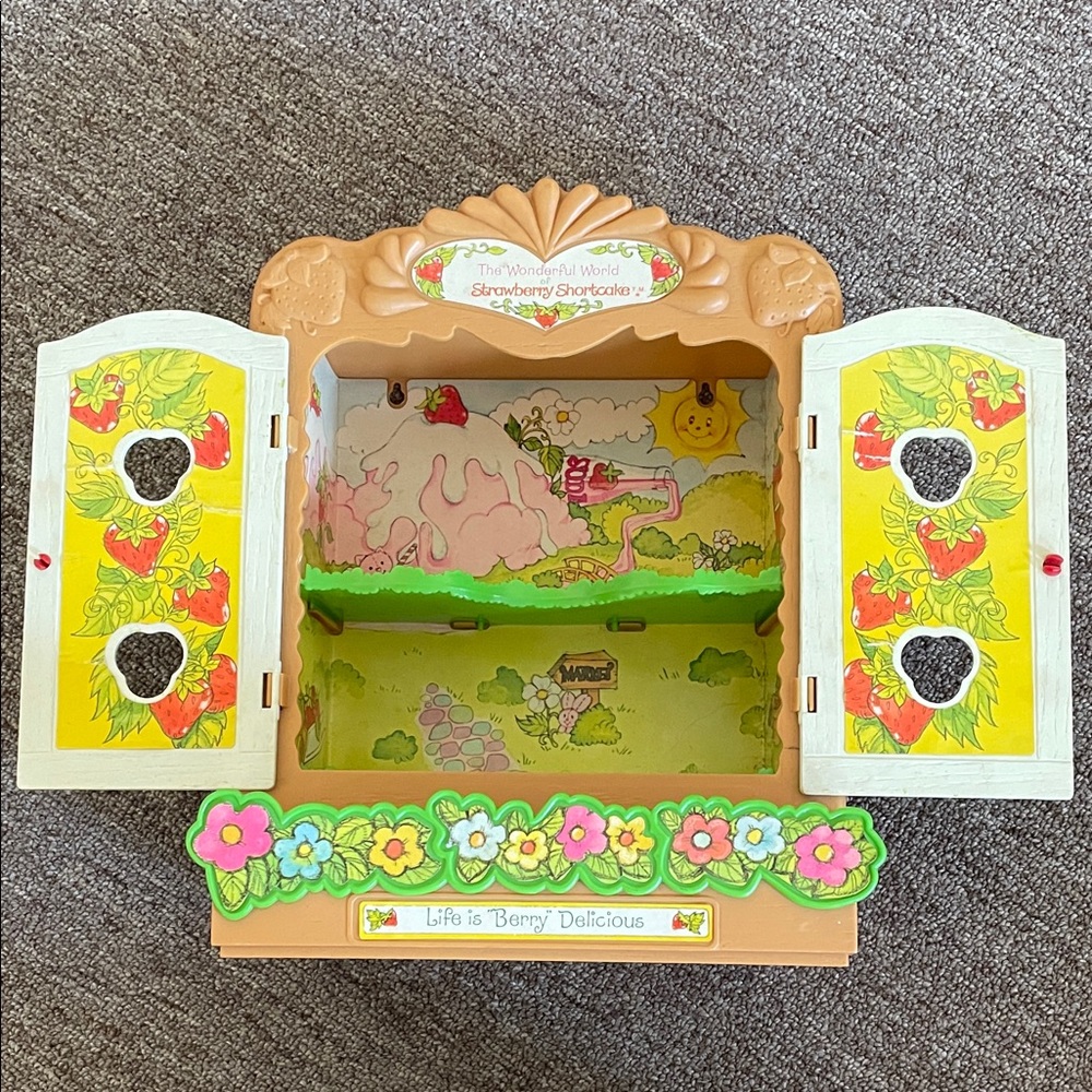 Strawberry Shortcake Cabinet & figures - Picture 3 of 14